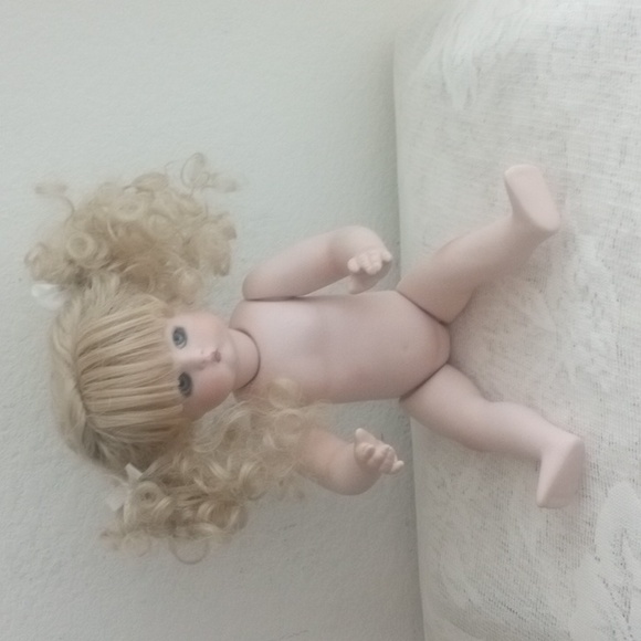 Reproduction Just Me  Miniature Porcelain  Doll Jointed Full Body  Blue 9" - Picture 10 of 14